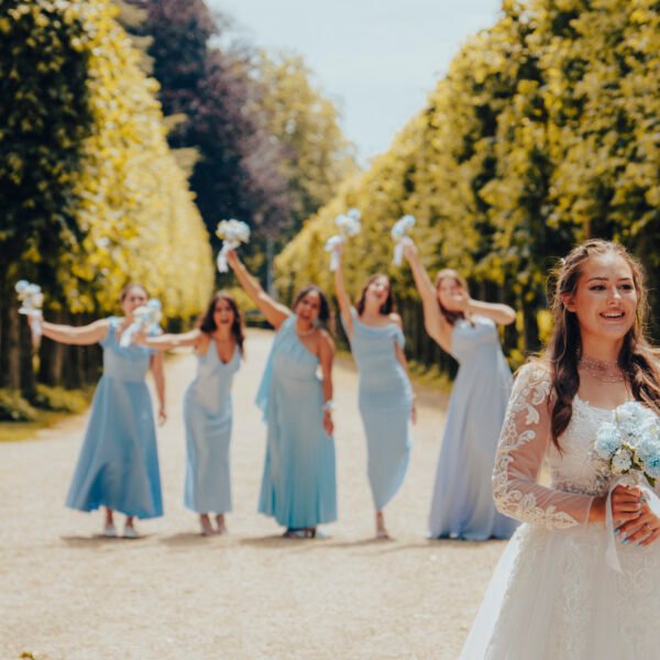La mariée au premier plan et en arrière plan ses filles d'honneur contente pour elle