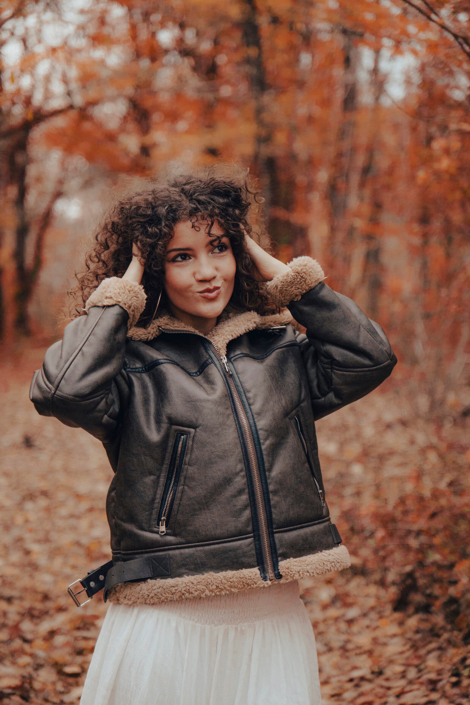 Une belle femme dans la forêt avec une veste chaude marron à Bourges
