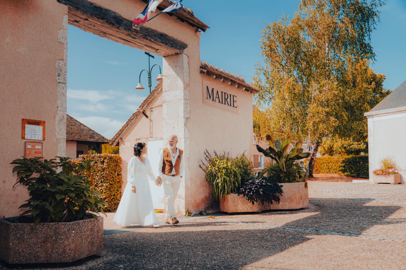 Un couple marié sortant de la mairie de Saint Eloy et Gy | Photographe de mariage à Bourges