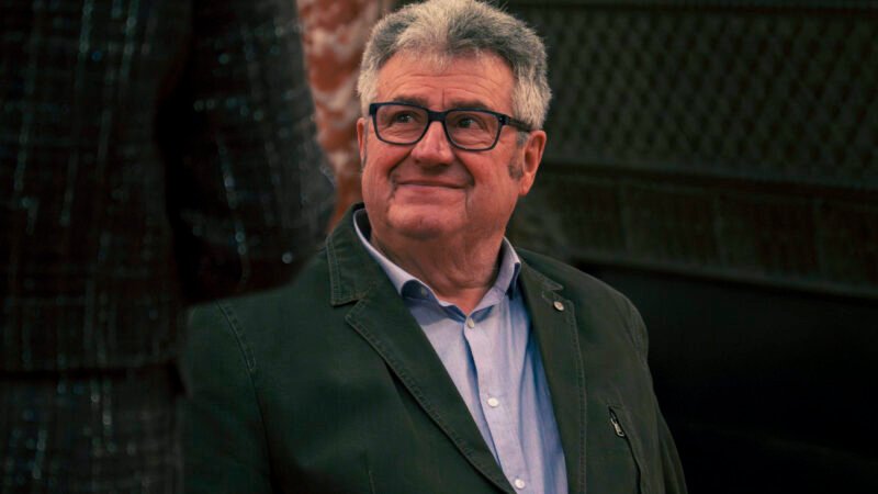 Père ému regarde la mariée