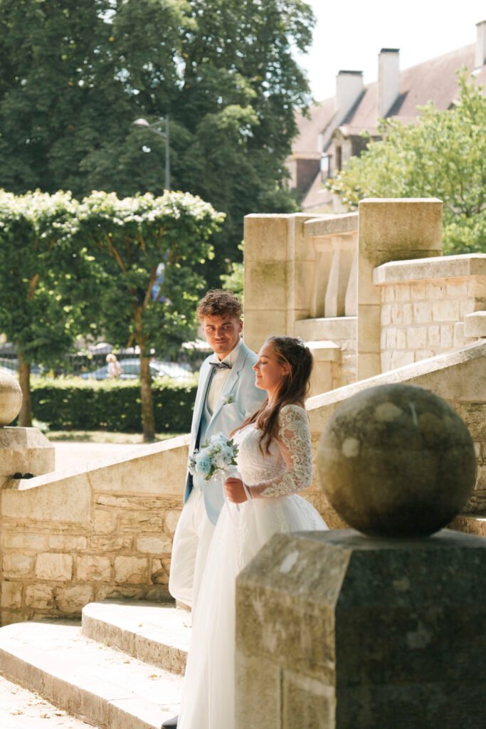 Photo de couple de mariage, la mariée regarde le marié avec un regard amoureux et heureux