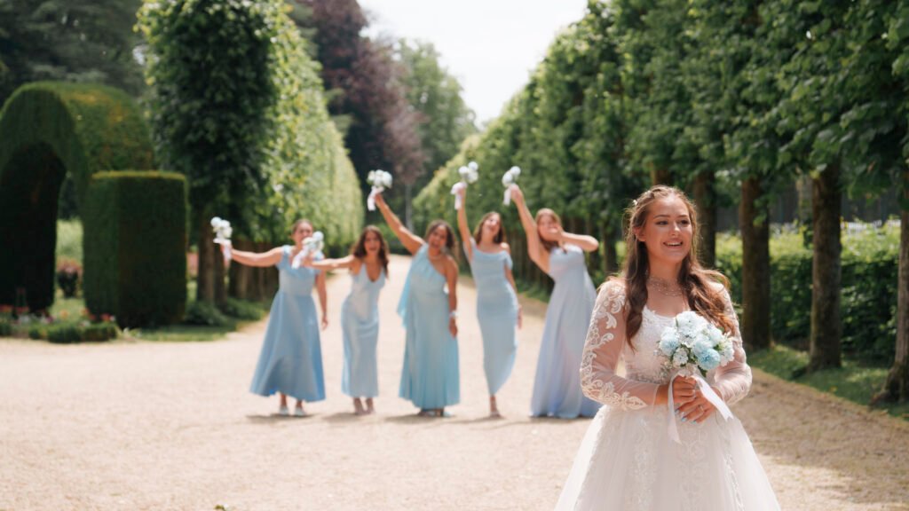 La mariée au premier plan et, en arrière-plan, ses demoiselles d'honneur et ses témoins contentes pour elle, à Bourges