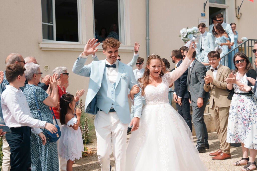 Les mariés sortent de la mairie de Quantilly sous les applaudissements de leurs invités | Photographe de mariage à Bourges