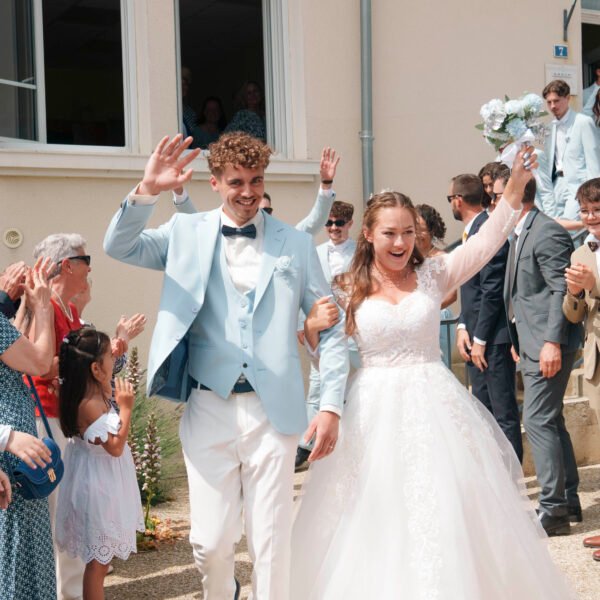 Les mariés sortent de la mairie de Quantilly sous les applaudissements de leurs invités | Photographe de mariage à Bourges