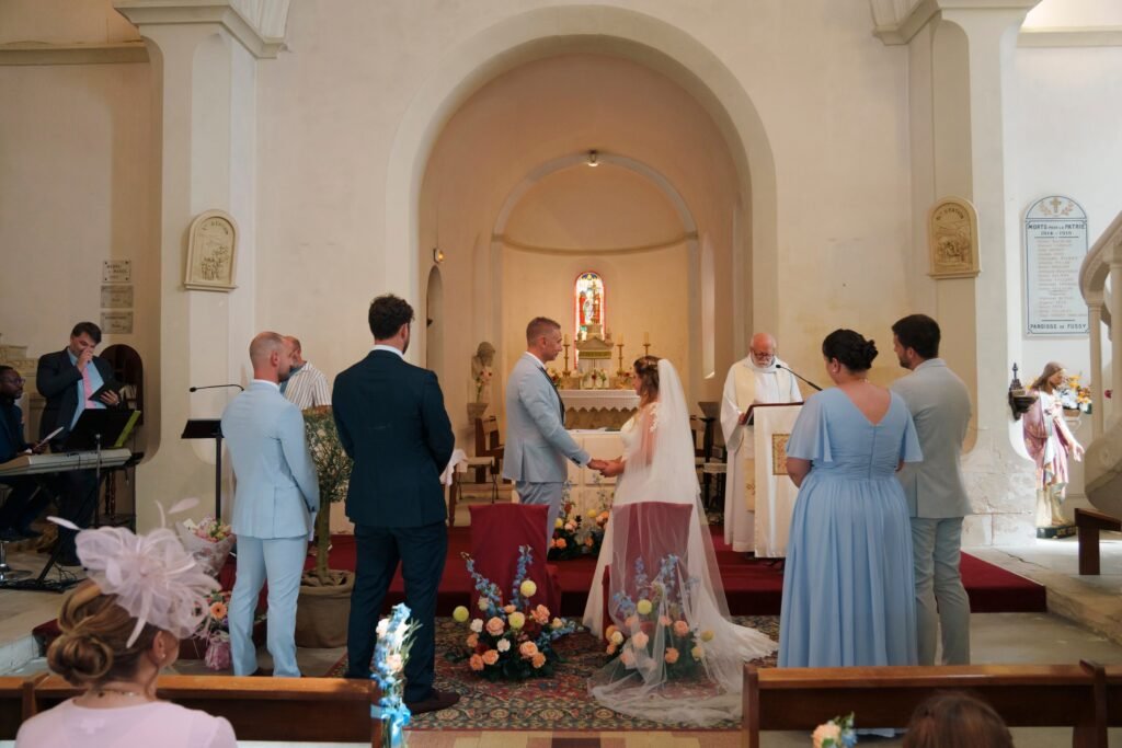 Échange des consentements devant l'autel de l'église de Fussy