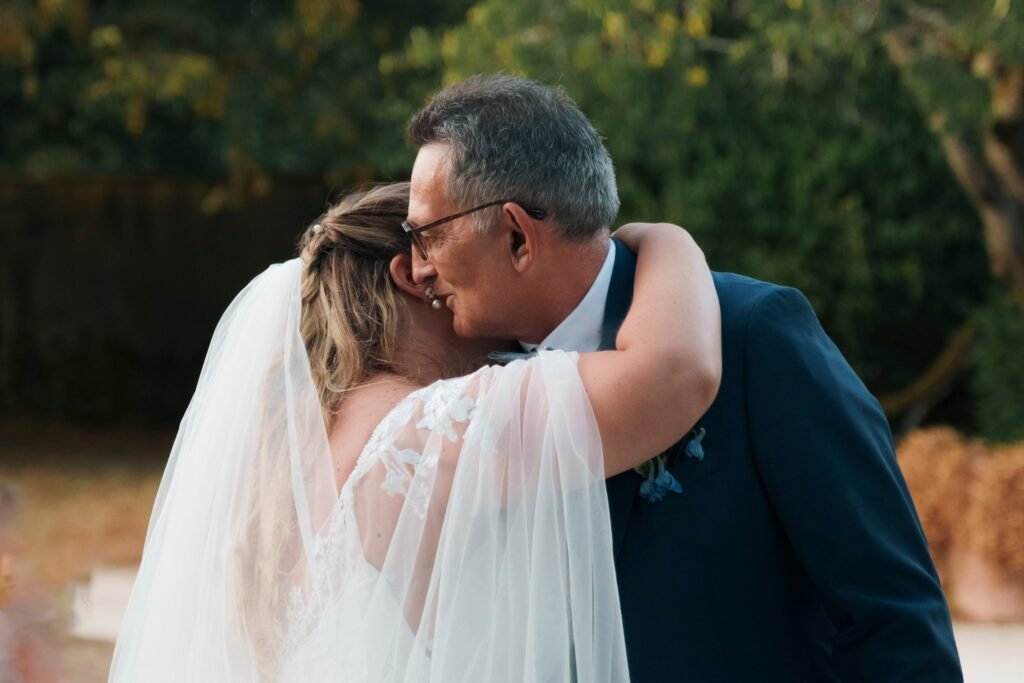 La mariée serre son père dans ses bras après son discours