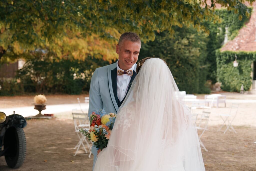 Le marié découvre la mariée lors du first look dans le parc du château