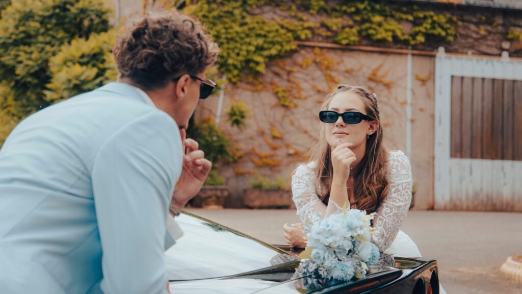 La mariée regarde le marié avec des lunettes de soleil