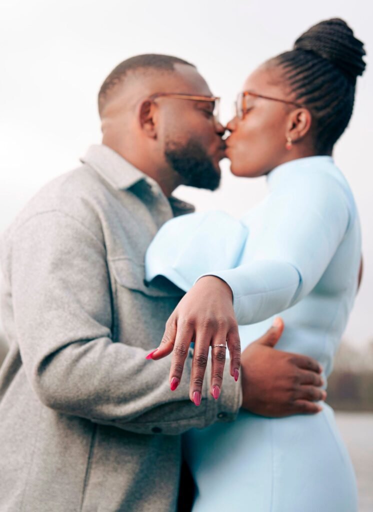 Bague de fiançailles, un couple fiancé