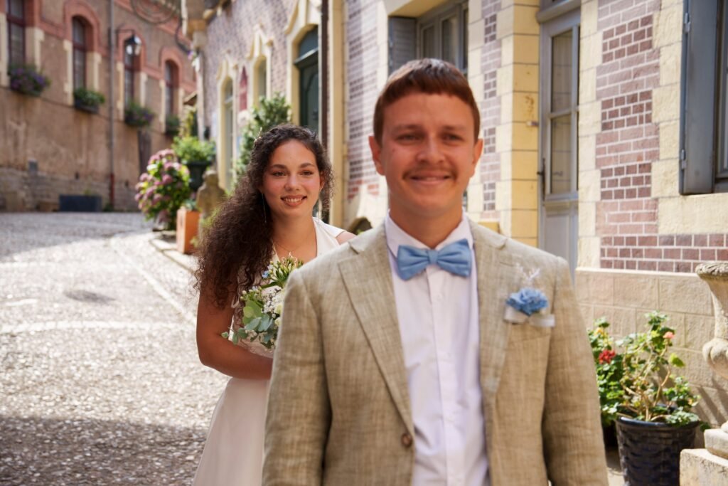 Le marié s'apprête à se retourner pour voir la mariée la première fois dans sa robe.