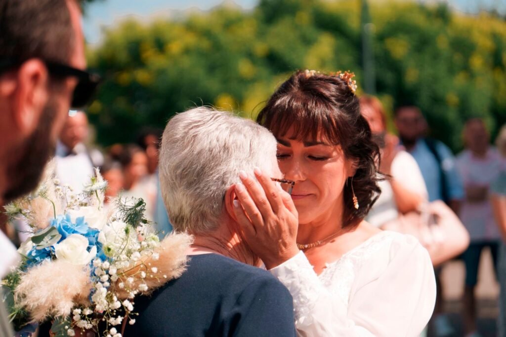 La mariée émue prend le visage de sa mère à la sortie de la mairie | Photographe de mariage à Bourges