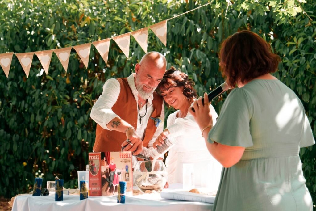 Les mariés versent le sel et le poivre pendant la cérémonie laïque en extérieur, mariage à Saint-Éloy-de-Gy