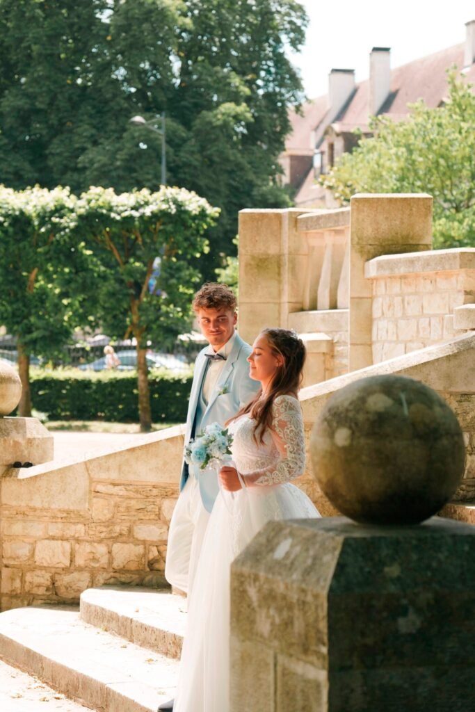 Photo de couple de mariage, la mariée regarde le marié avec un regard amoureux et heureux