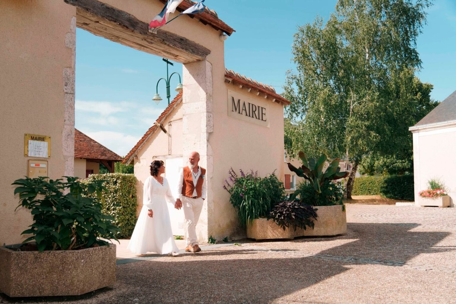 Un couple marié sortant de la mairie de Saint-Éloy-de-Gy | Photographe de mariage à Bourges