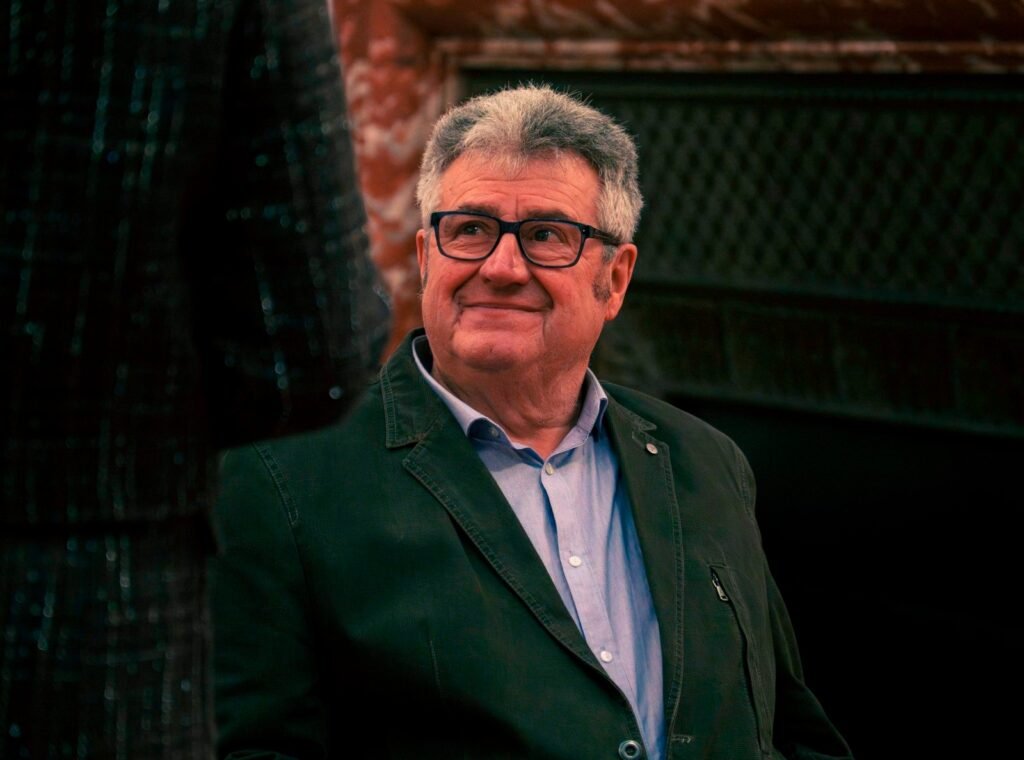 Père ému regarde la mariée
