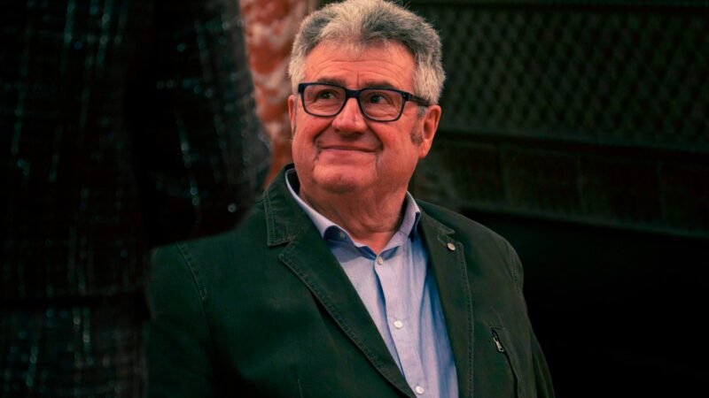 Père ému regarde la mariée